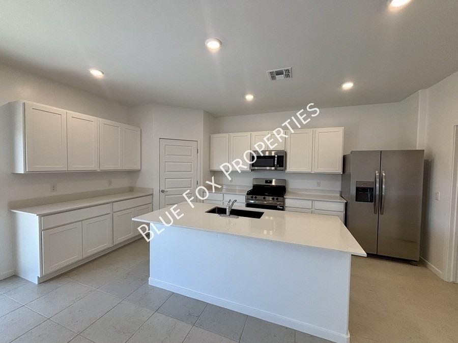 10253 W Sumullen St - Photo 4 of 29