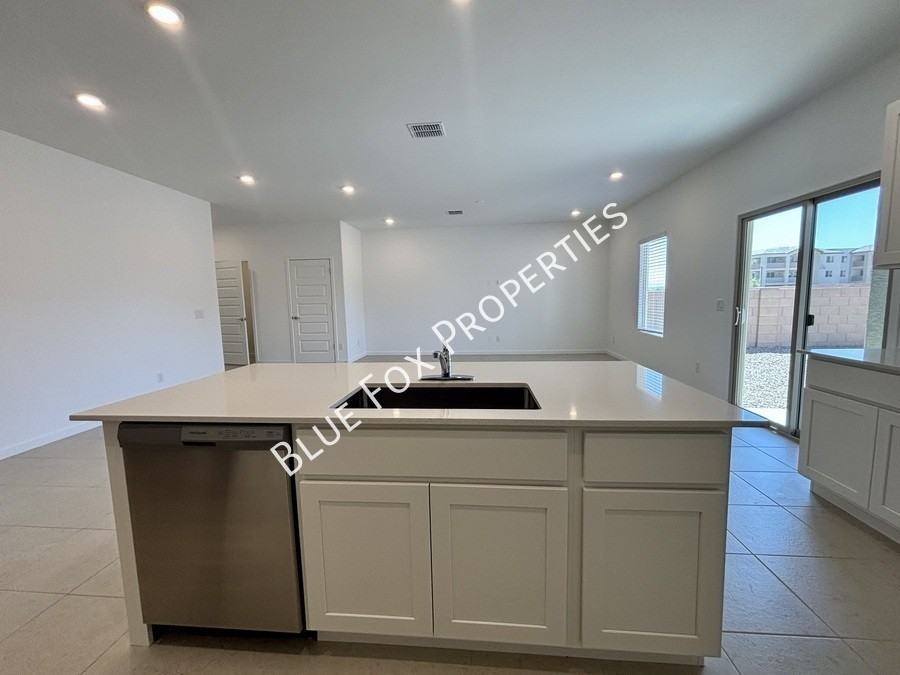10253 W Sumullen St - Photo 7 of 29