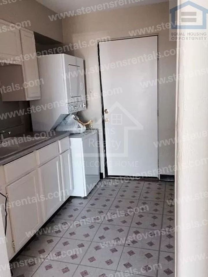 2323 Nw Bell Ave - Photo 3 of 8