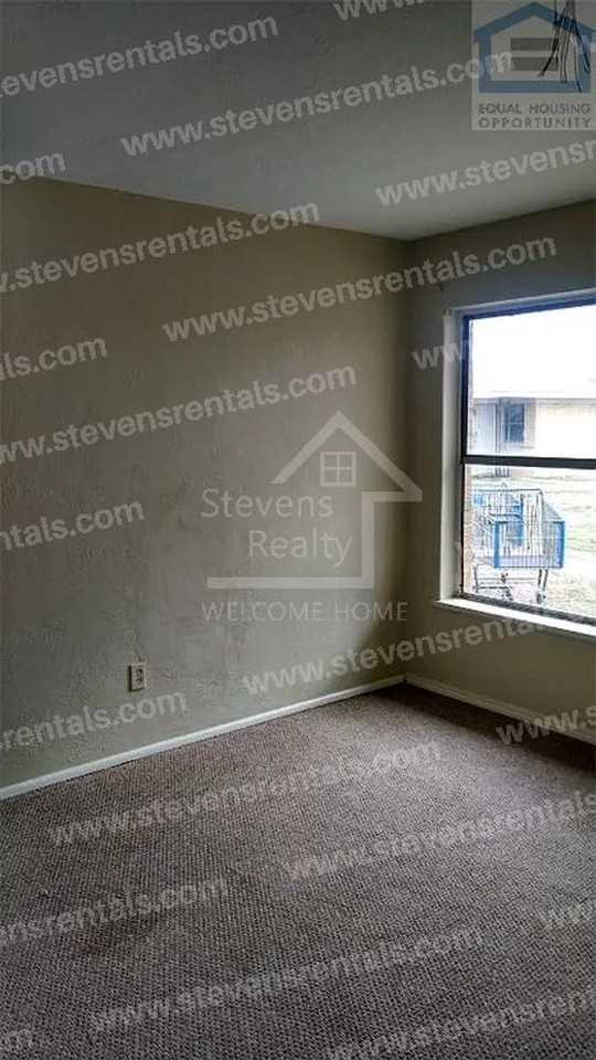 2323 Nw Bell Ave - Photo 4 of 8