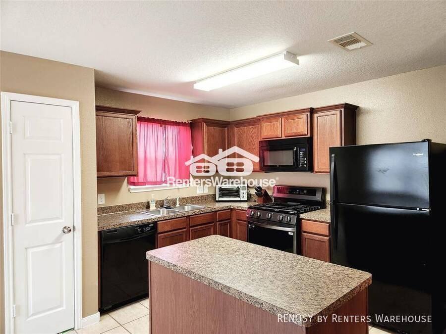 927 Paradise Rd - Photo 4 of 16