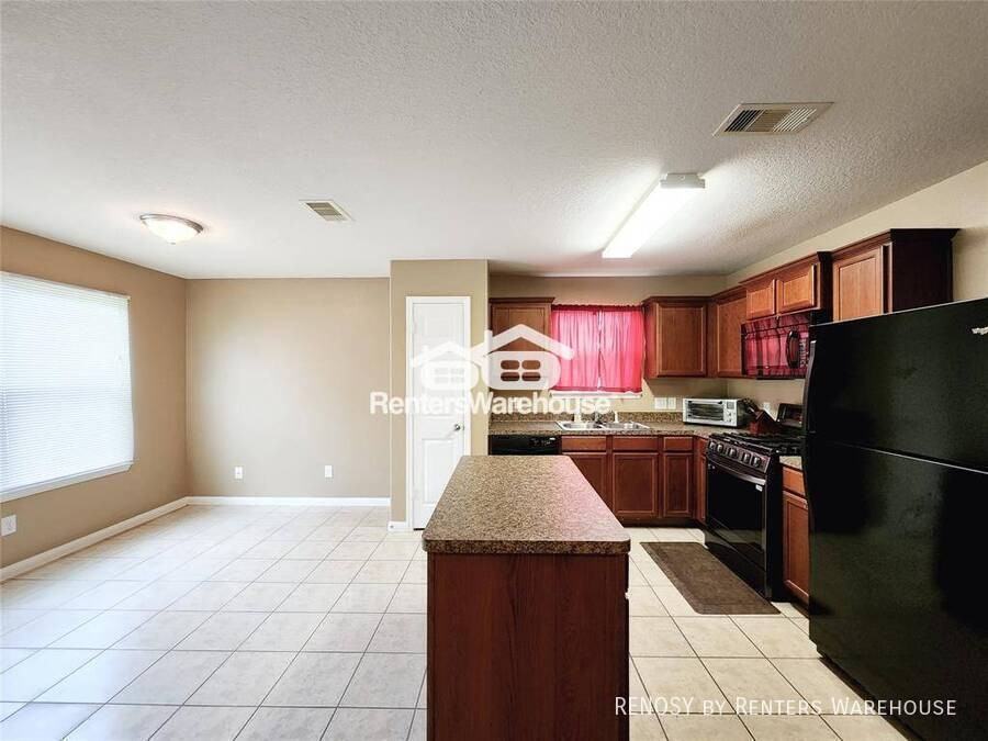 927 Paradise Rd - Photo 3 of 15