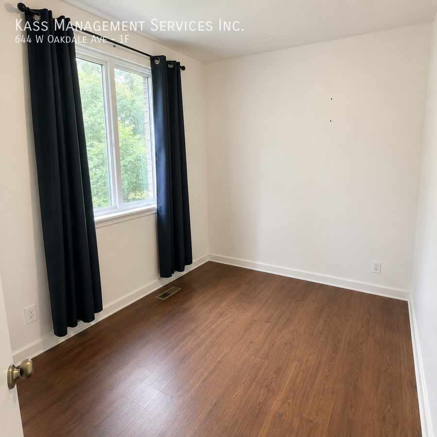 644 W Oakdale Ave #1F - Photo 2 of 10