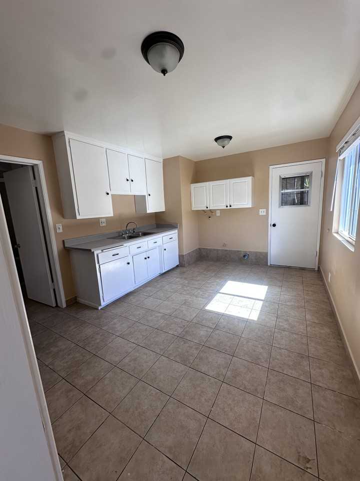 5422 Bishop St - Photo 2 of 8