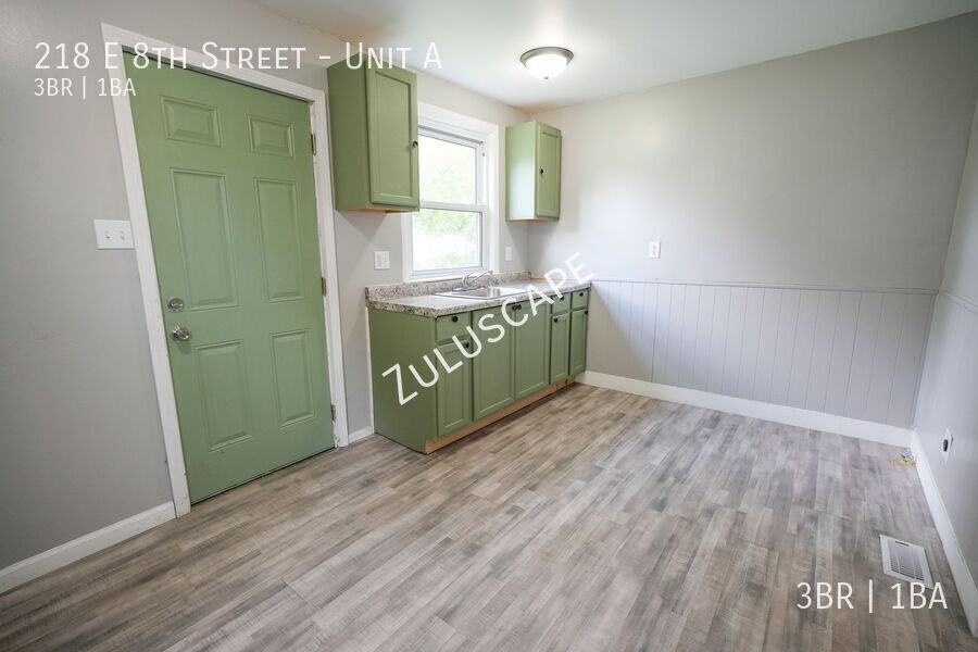 218 E 8th St #A - Photo 4 of 15
