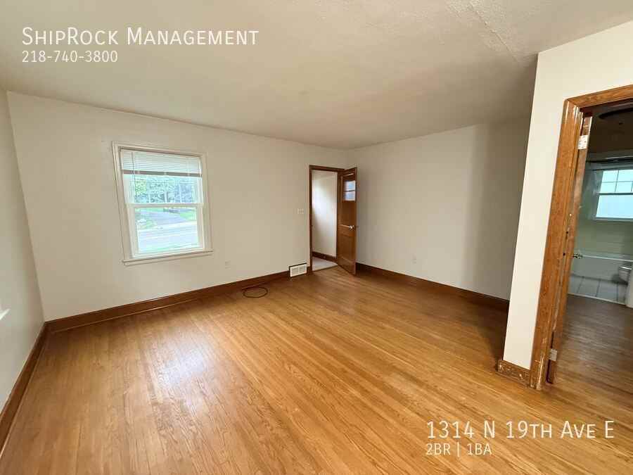1314 N 19th Ave E - Photo 3 of 12