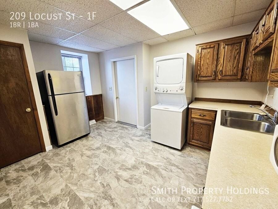 209 Locust St #1F - Photo 3 of 15