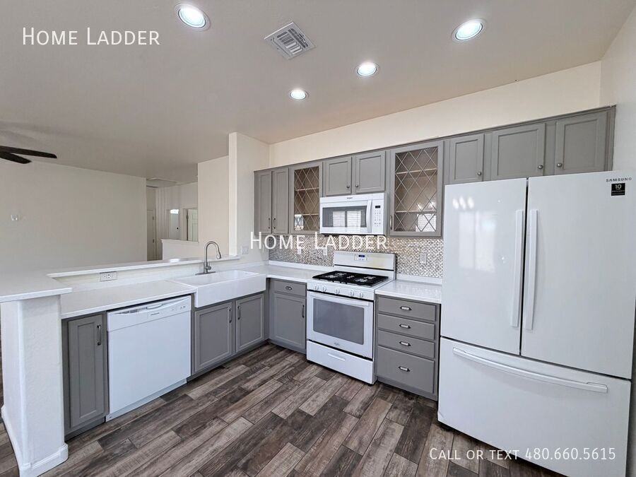 915 E Gold Dust Way - Photo 7 of 22