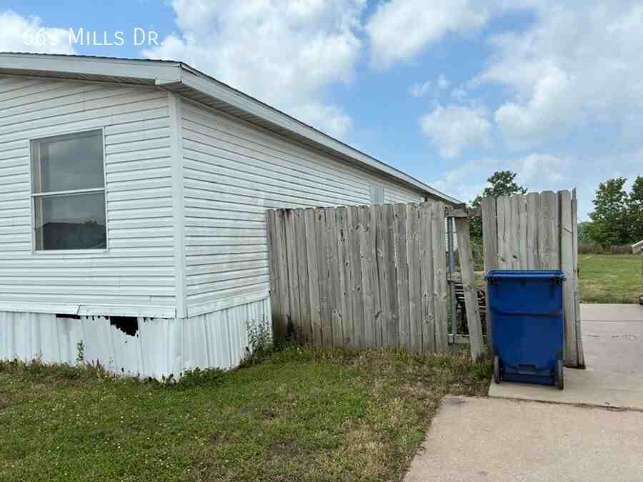 663 Mills Dr - Photo 3 of 26