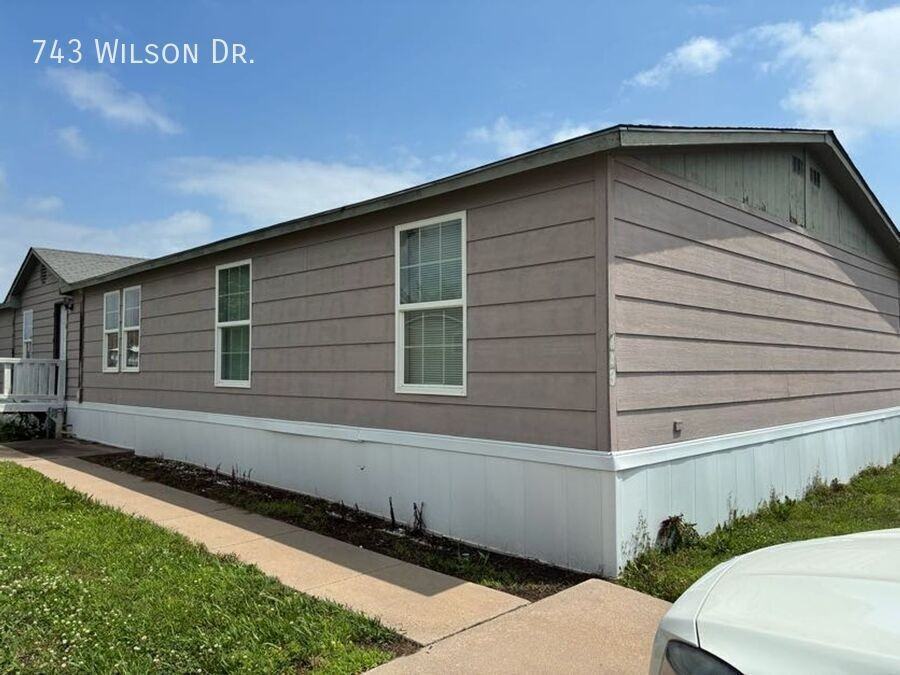 743 Wilson Dr - Photo 2 of 32