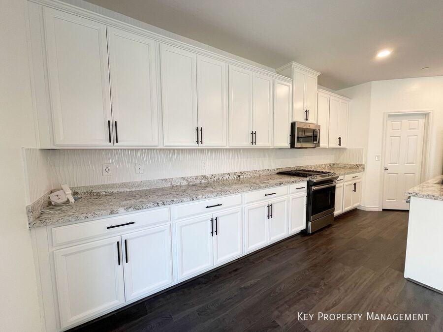 7035 Denio Island St - Photo 7 of 39