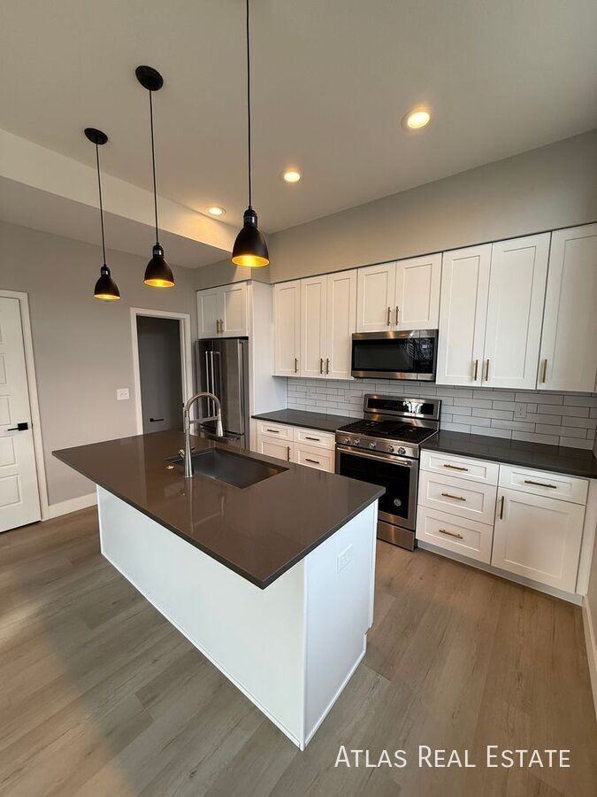 3320 S Pearl St #E - Photo 2 of 32