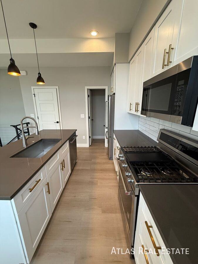 3320 S Pearl St #E - Photo 3 of 32