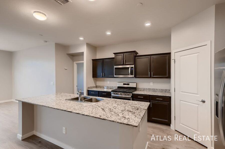 2077 N 213th Dr - Photo 3 of 16