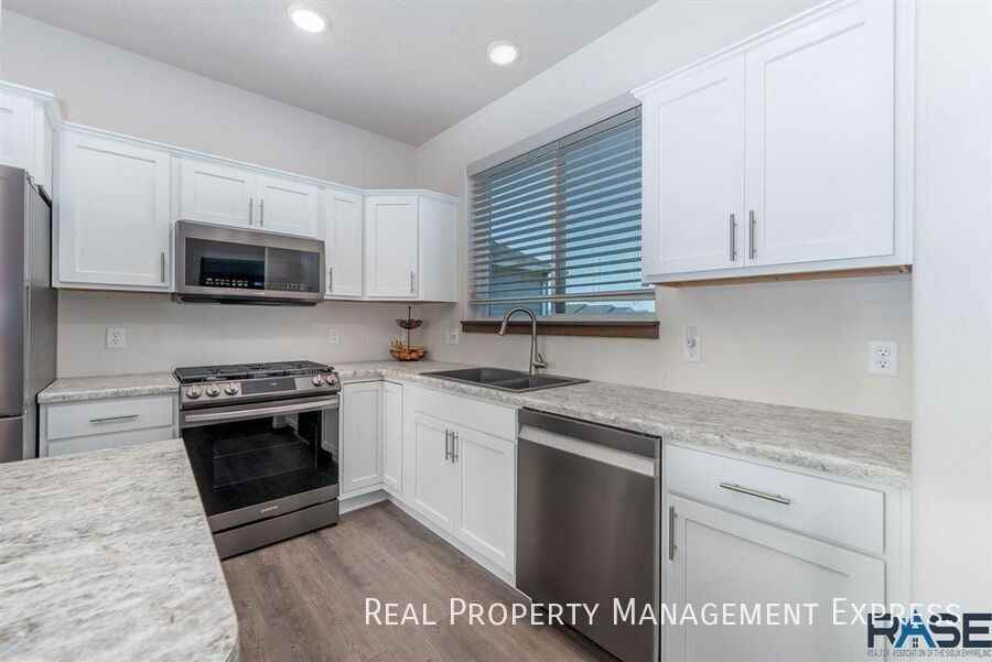 5316 S Eastwind Ave - Photo 5 of 27