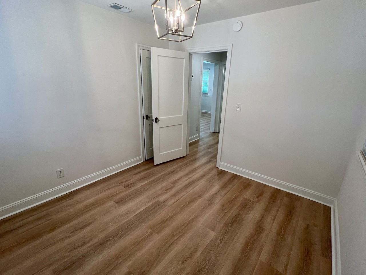 2906 Lincoln St - Photo 6 of 10