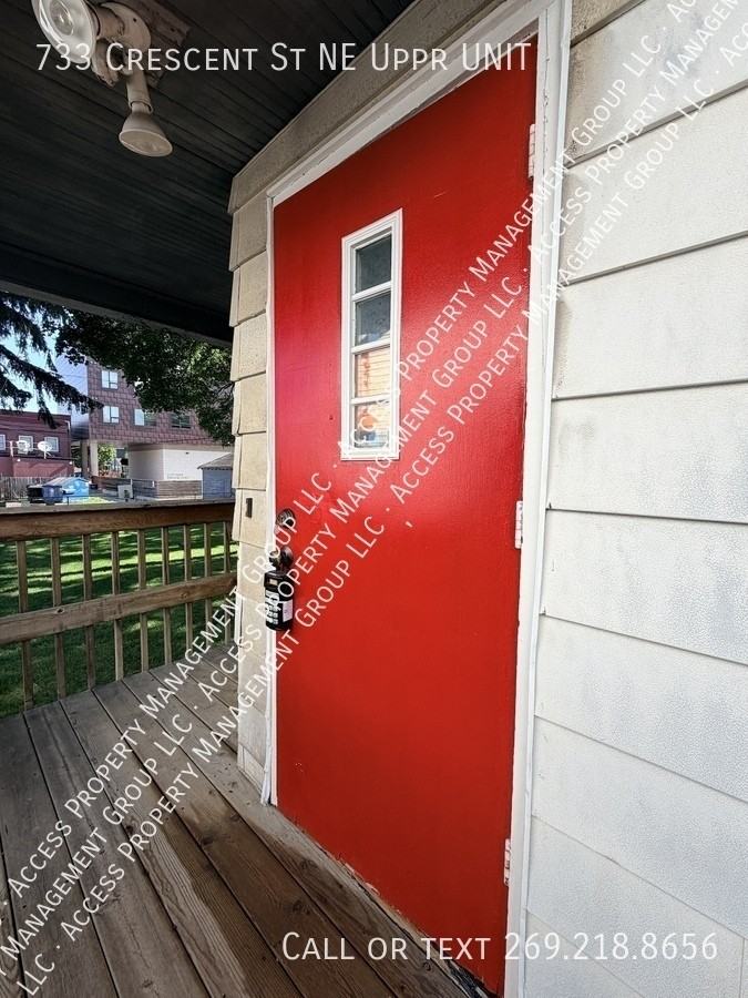 733 Crescent St Ne Uppr Unit #Unit - Photo 3 of 21