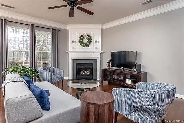 8165 Kincaid Ct - Photo 3 of 15