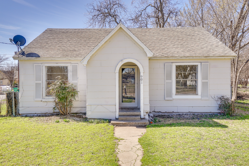 901 N Howeth St - Photo 3 of 26