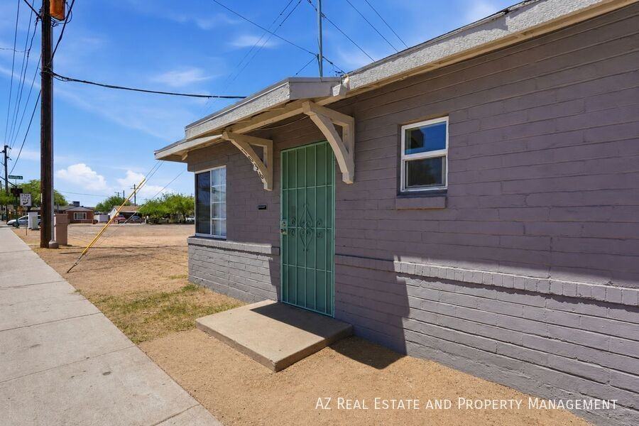 1040 N 16th St #1040 - Photo 3 of 25