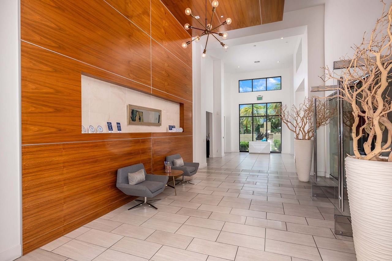 Nine12 Gateway Apartments - Photo 3 of 42