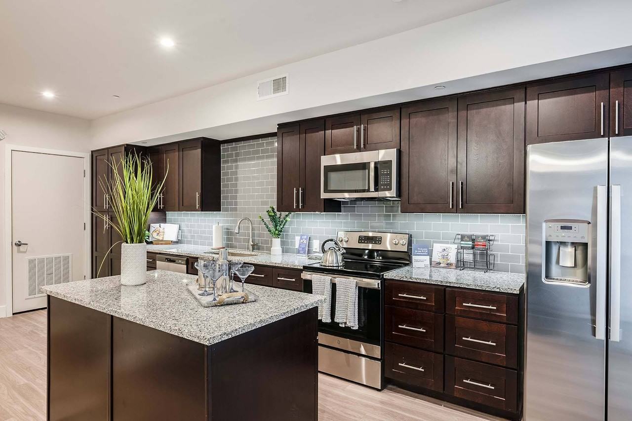 Nine12 Gateway Apartments - Photo 7 of 42
