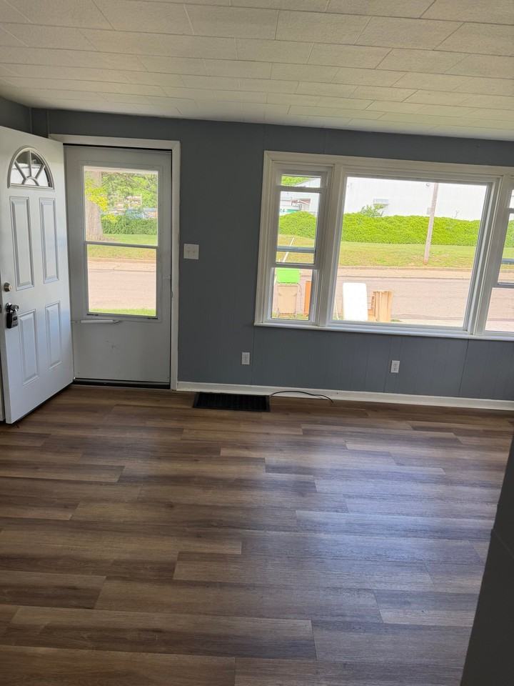 718 Montgomery Ave - Photo 2 of 9