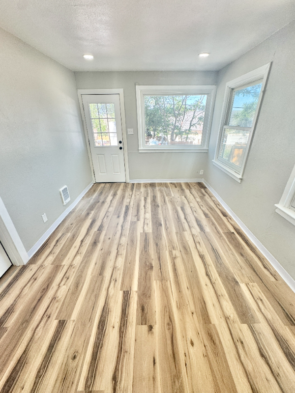718 W Madison St - Photo 4 of 8