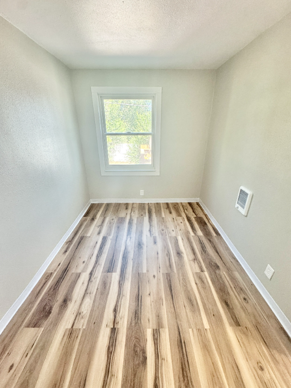 718 W Madison St - Photo 6 of 8