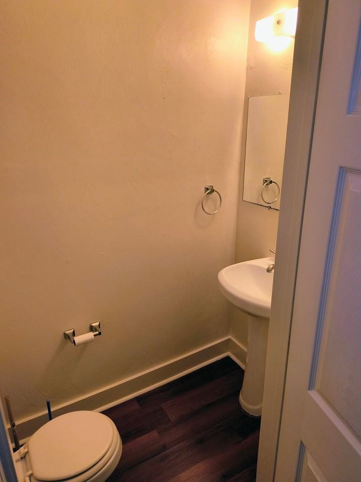 1328 W 37th St #2 - Photo 5 of 8