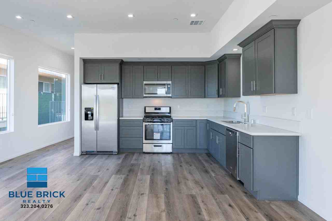 5239 Huntington Dr N - Photo 4 of 50