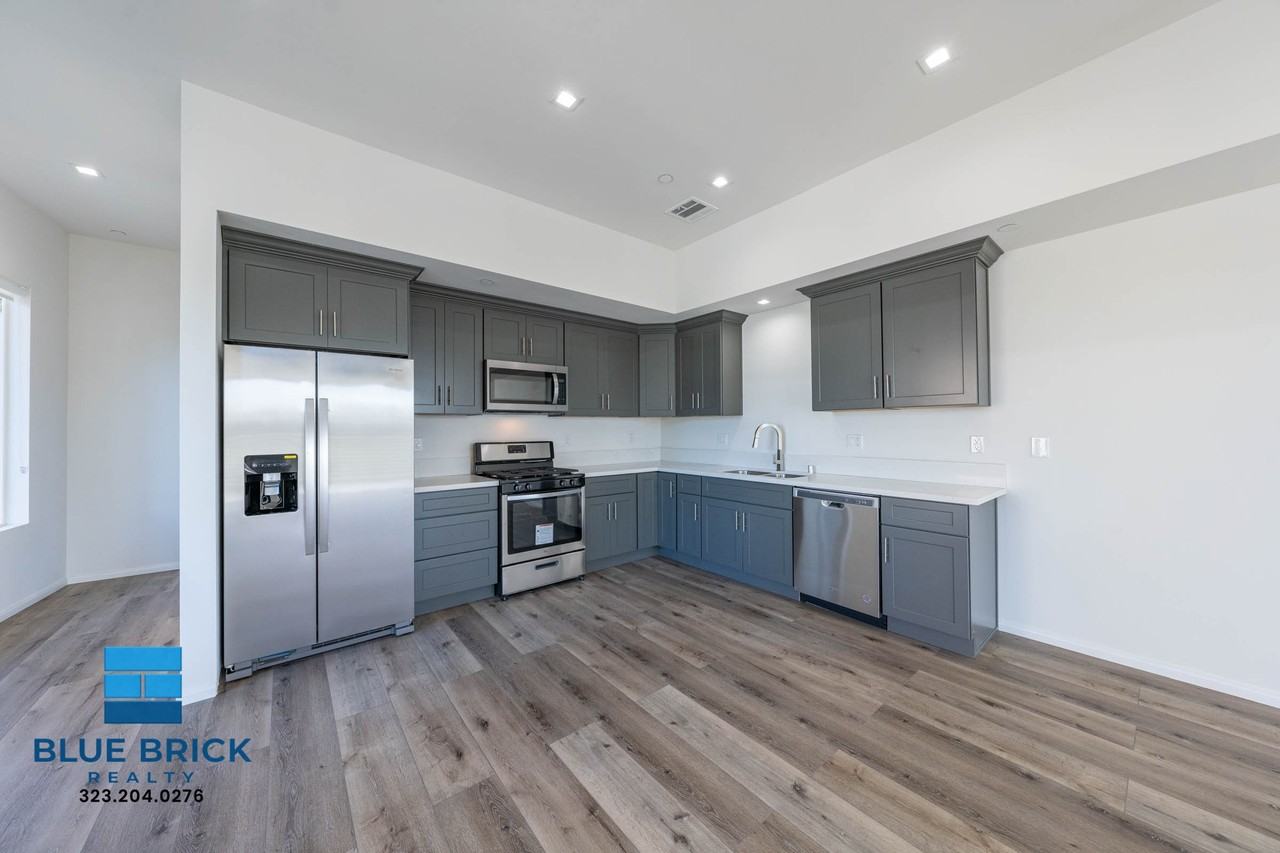 5239 Huntington Dr N - Photo 5 of 50