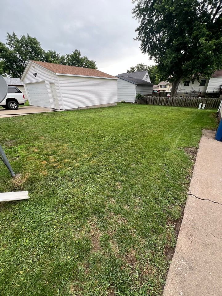 1139 N Pioneer St - Photo 3 of 22