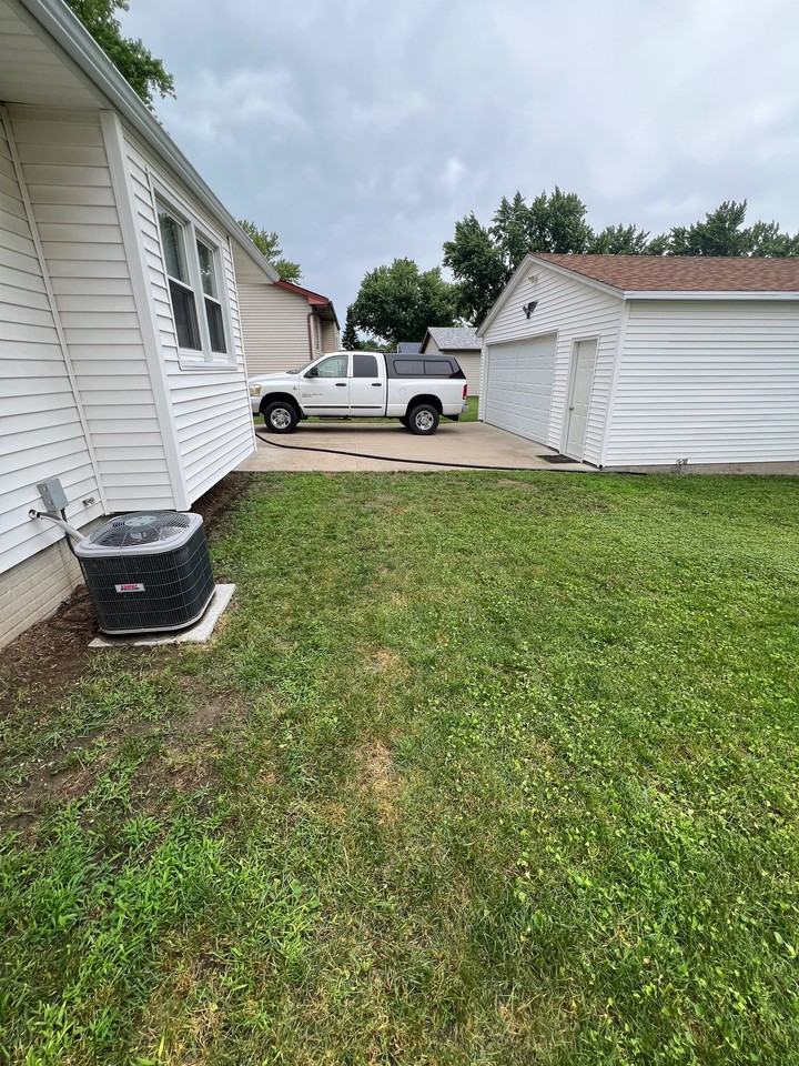 1139 N Pioneer St - Photo 4 of 22