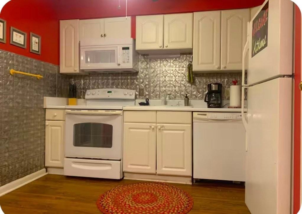 836 College Ave - Photo 6 of 19