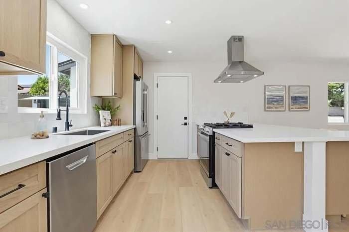 2054 Judson St - Photo 2 of 20