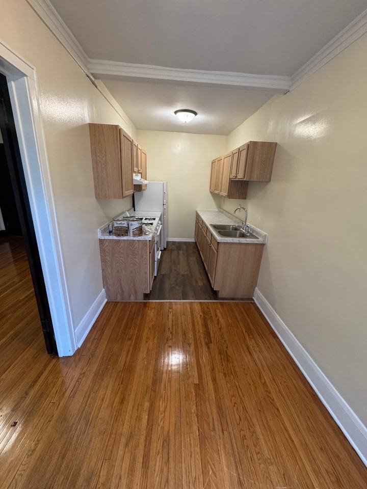 145 Chatsworth St S #104 - Photo 5 of 15