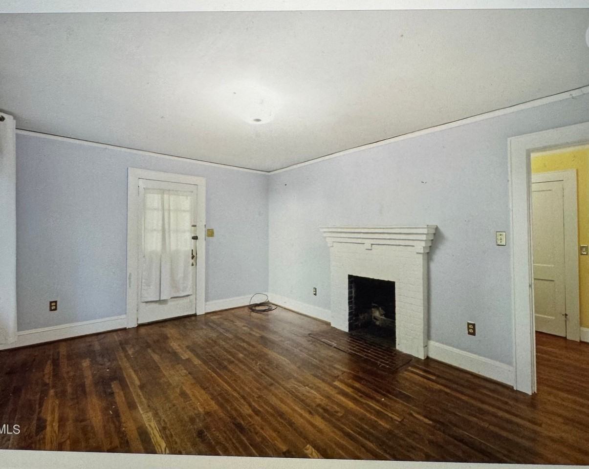 107 Carr St - Photo 4 of 20