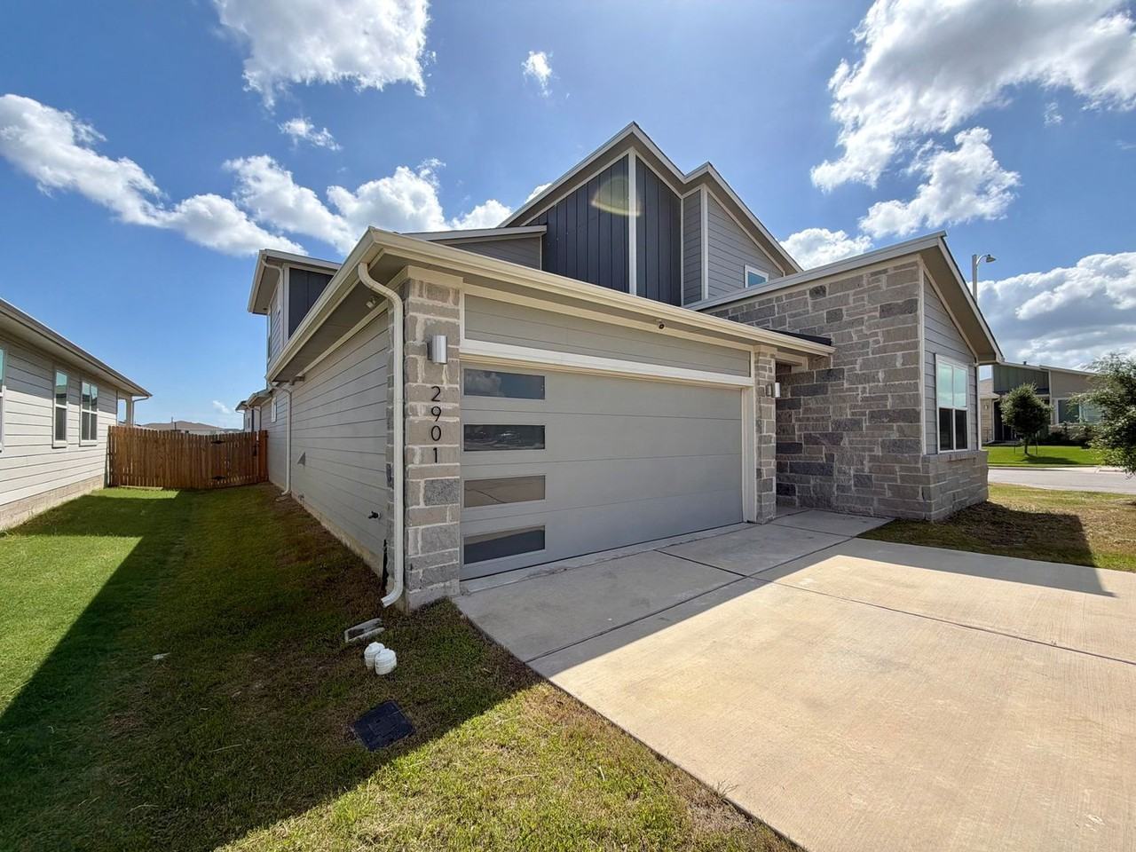 2901 Louris Ln - Photo 2 of 40
