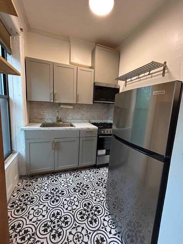 180 Pulaski St - Photo 3 of 6