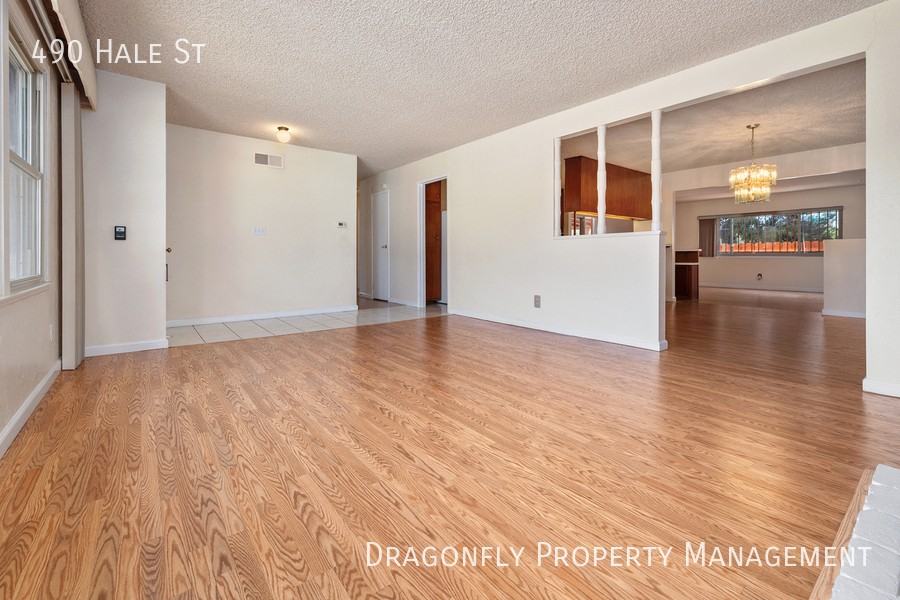 490 Hale St - Photo 5 of 31