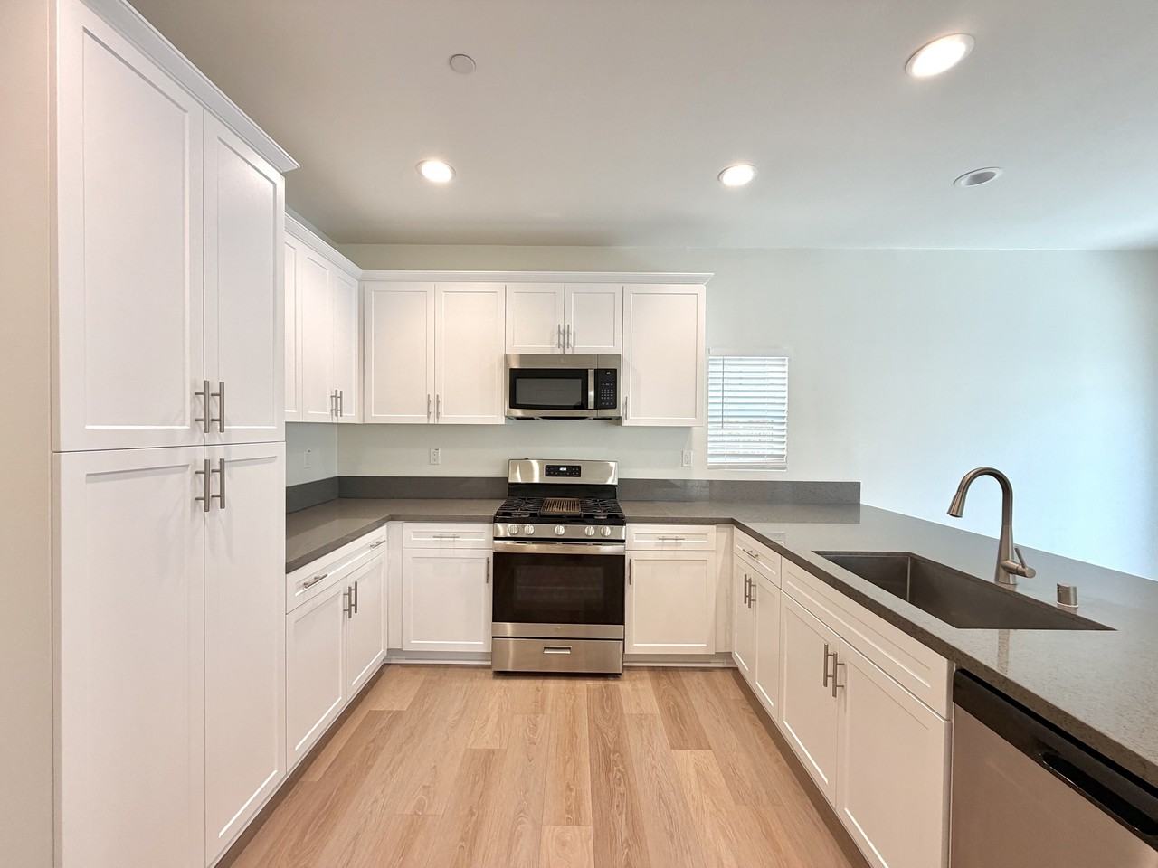 2616 W 2nd St #1 - Photo 4 of 10