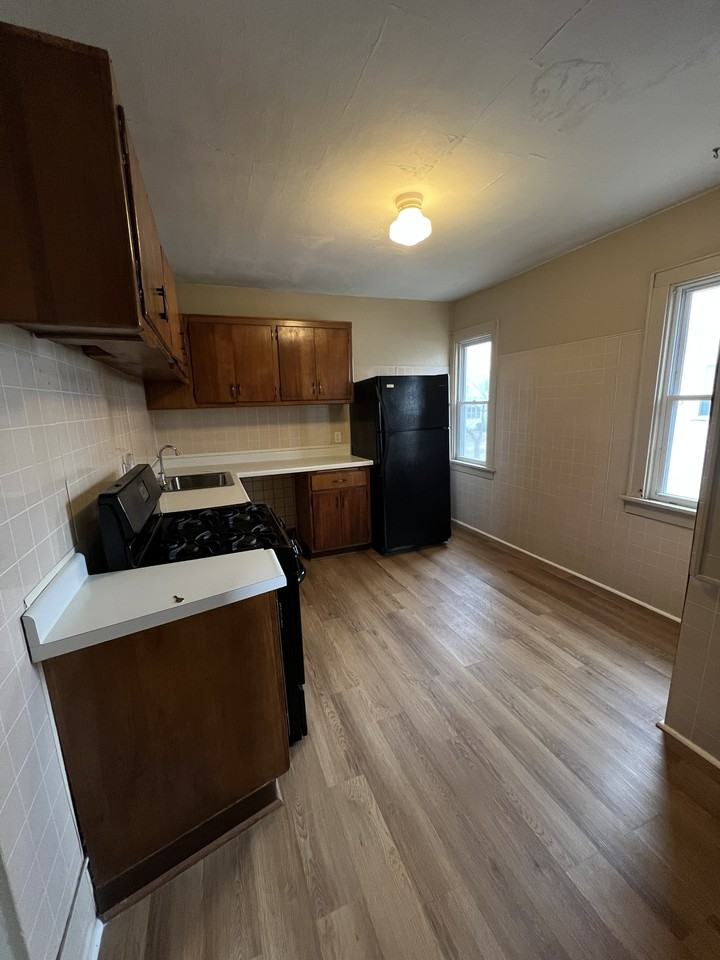 841 S 97th St Uppr - Photo 2 of 14