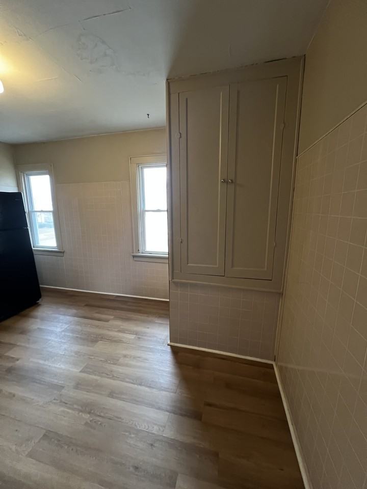 841 S 97th St Uppr - Photo 3 of 14