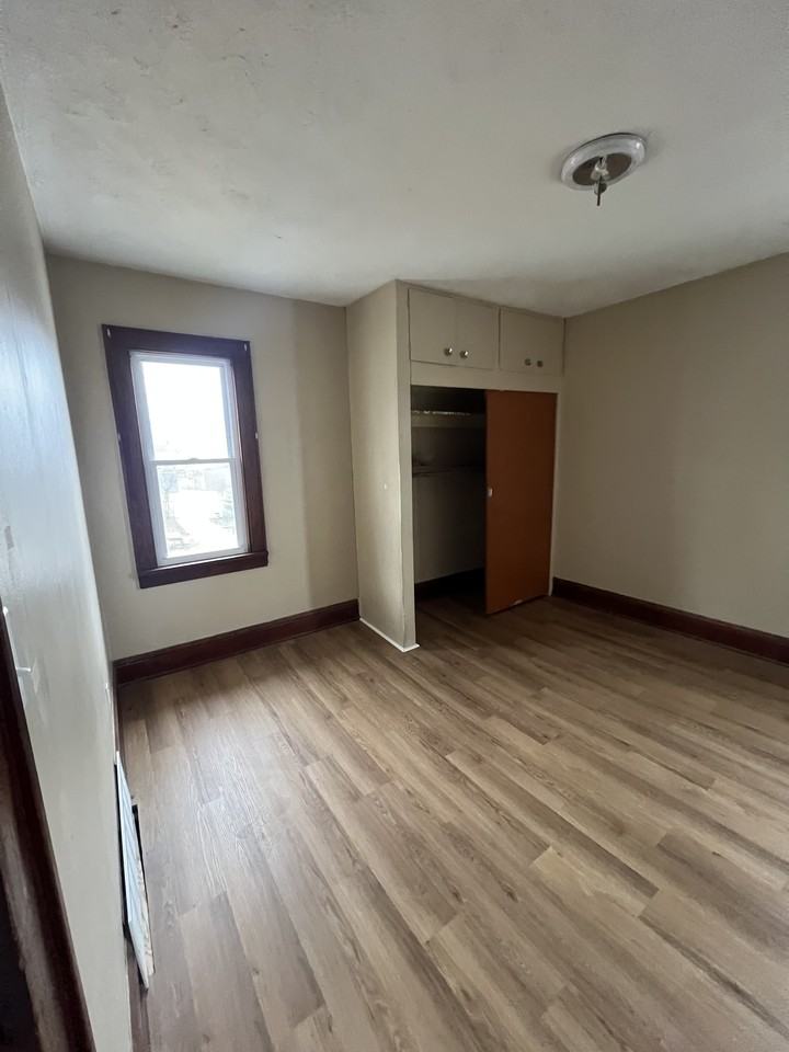 841 S 97th St Uppr - Photo 4 of 14