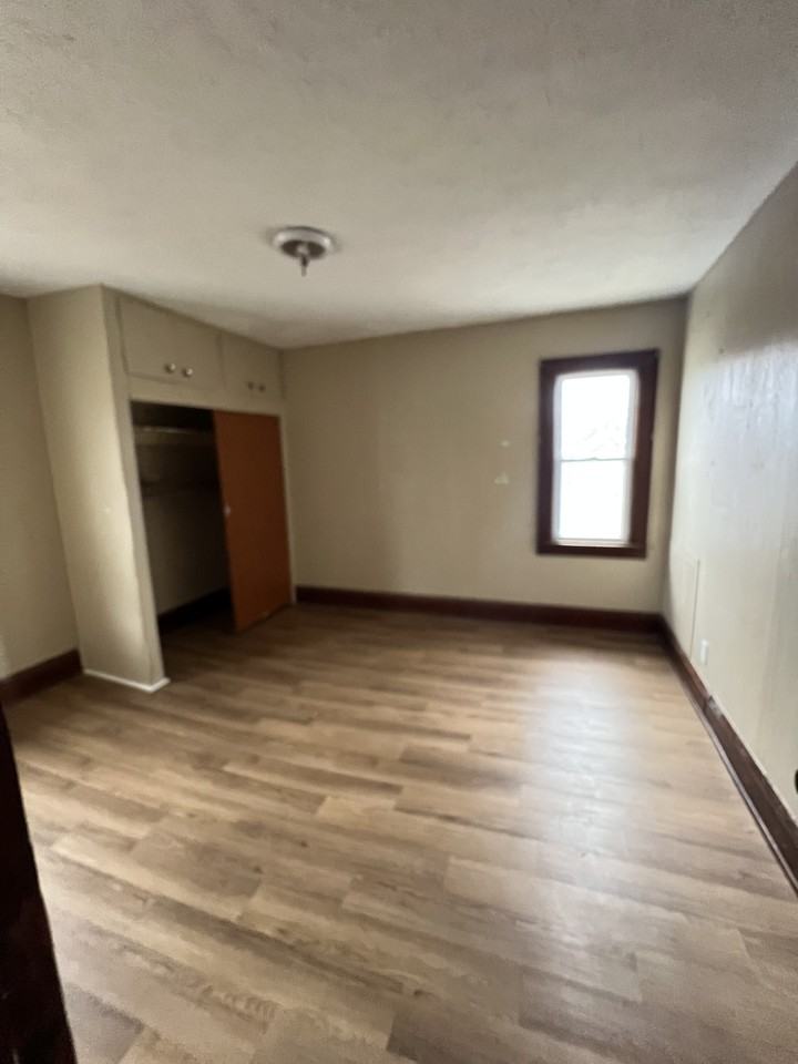 841 S 97th St Uppr - Photo 5 of 14