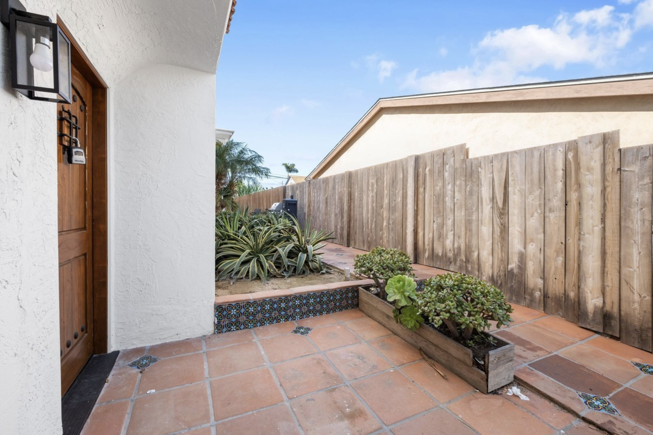 4344 Van Dyke Avenue - Photo 2 of 7