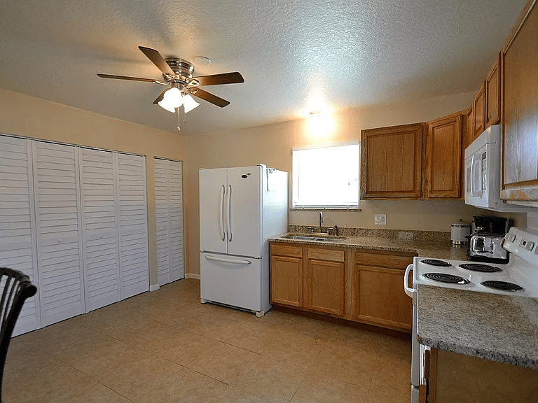 1018 Colonnade Avenue Southeast - Photo 5 of 16