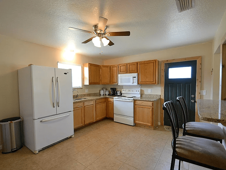 1018 Colonnade Avenue Southeast - Photo 6 of 16