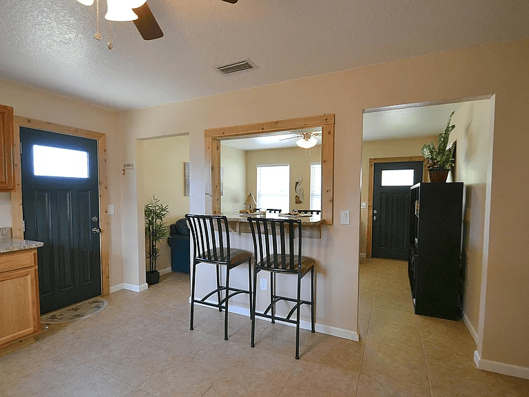 1018 Colonnade Avenue Southeast - Photo 7 of 16